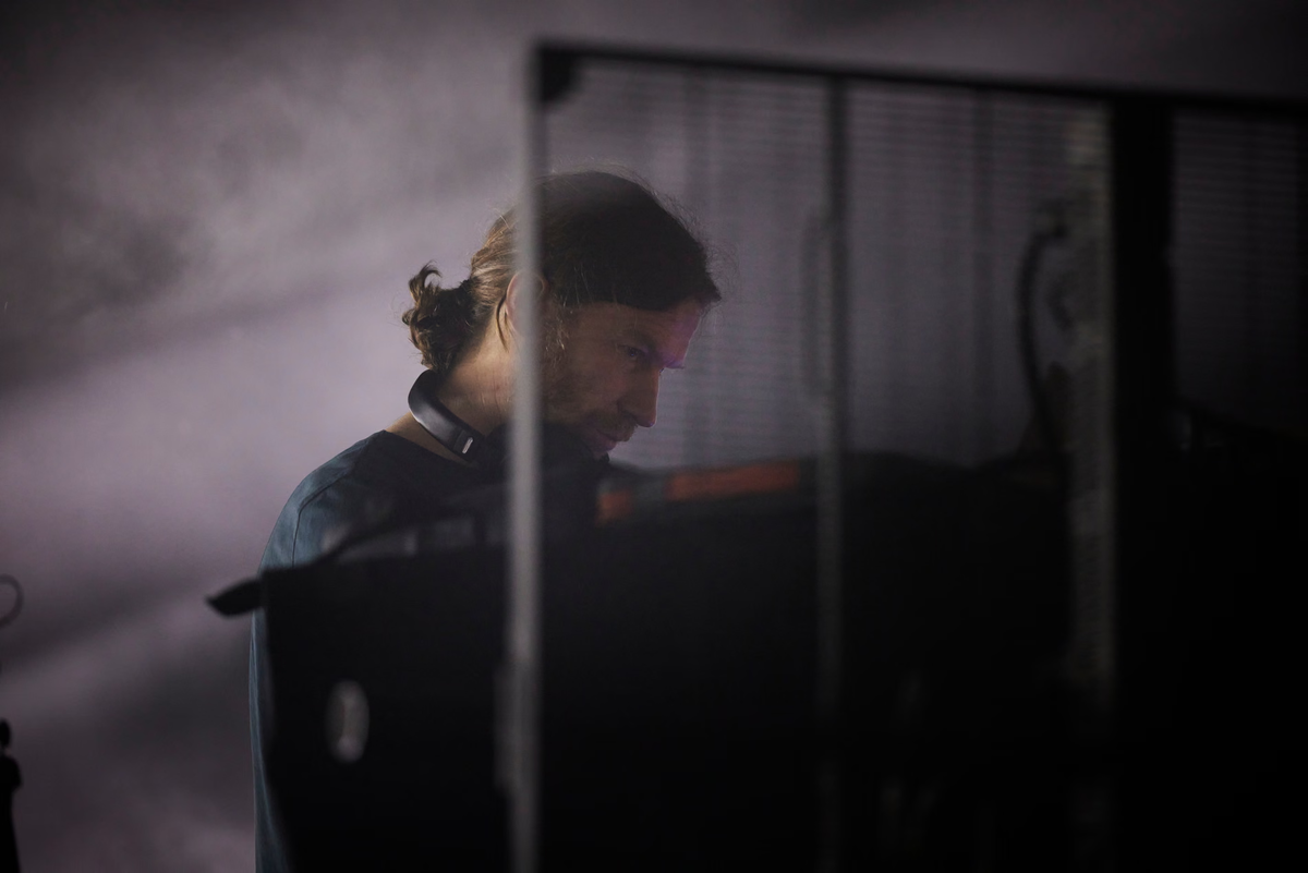 Aphex Twin совершает редкое публичное выступление, закрывая фестиваль Field Day в Лондоне в 2023 году. Фото: Дэвид Левен/The Guardian