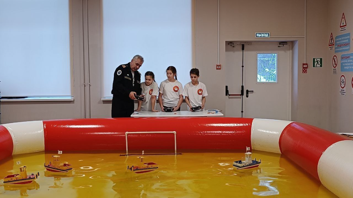    На мастер-классе «Робобол» ребят научили самостоятельно управлять судном на воде