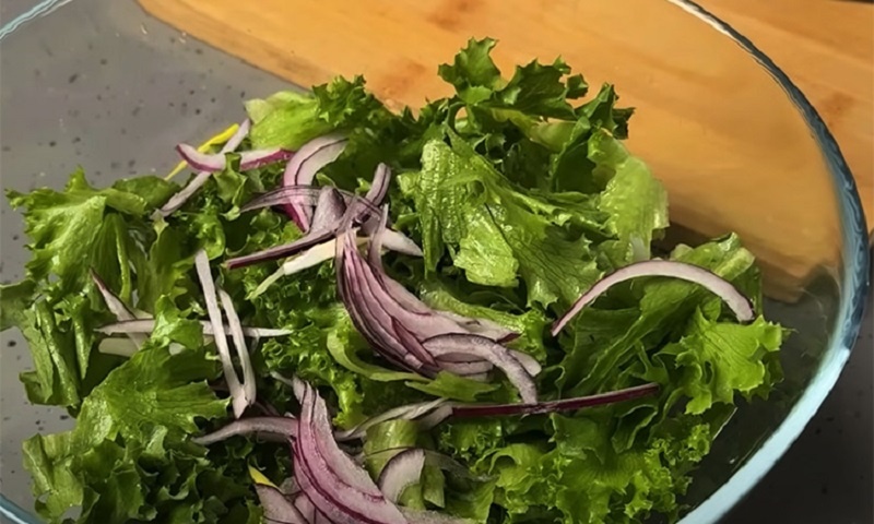 Свежесть и вкус в одной тарелке: салат с нутом и сыровяленым мясом для тех, кто ценит баланс