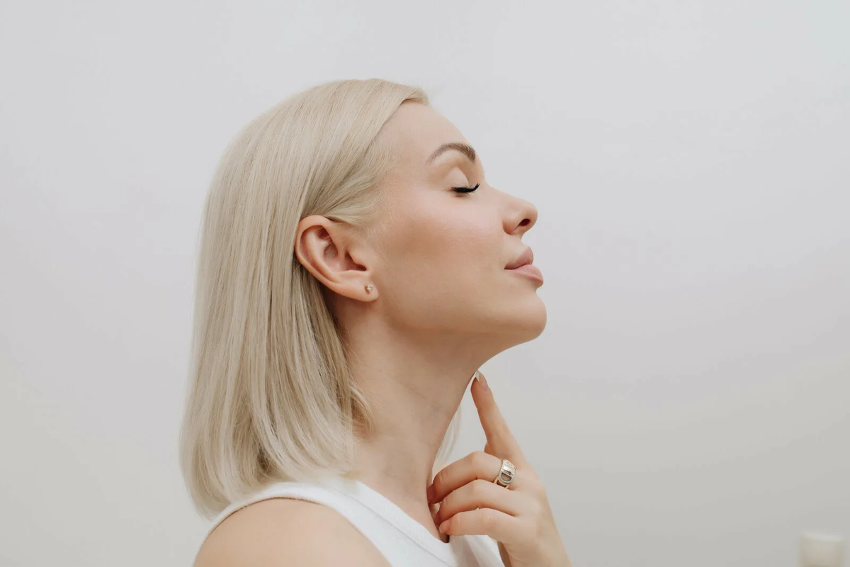 Липоредукция подбородка даёт более чёткий контур постепенно, потому что результат формируется по мере восстановления тканей, а не сразу после процедуры.