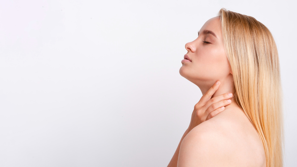 Первые заметные изменения после липоредукции появляются по мере схода отёка, когда линия подбородка начинает проявляться, но это ещё не финальный результат.