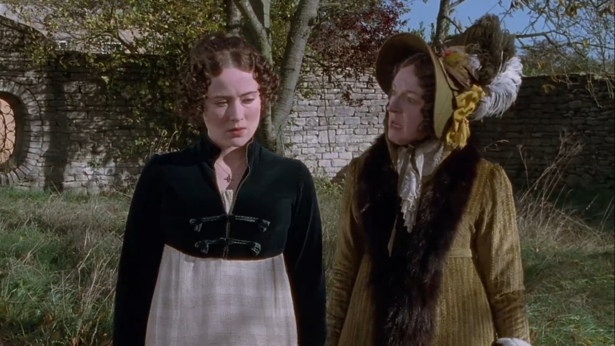 На шляпе ещё и чучело птички! 