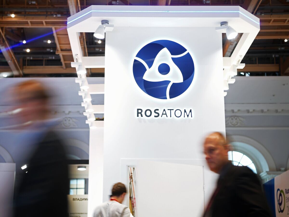    Посетители у стенда государственной корпорации по атомной энергии "Росатом" на международном форуме "Российская энергетическая неделя" в Москве© РИА Новости . Евгений Биятов