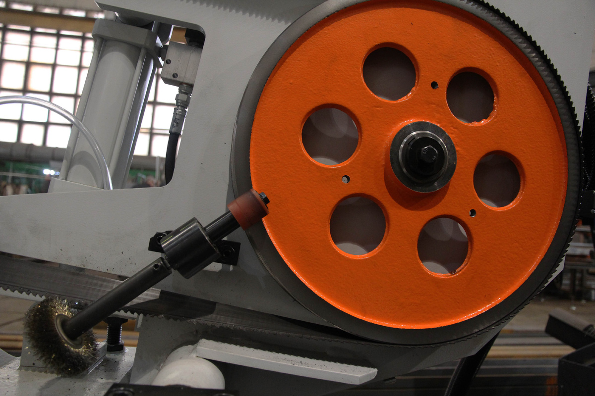 фото с сайта https://osk-group.ru/product/otreznye-tehnologii/lentochnopilnye-stanki-po-metallu/ 