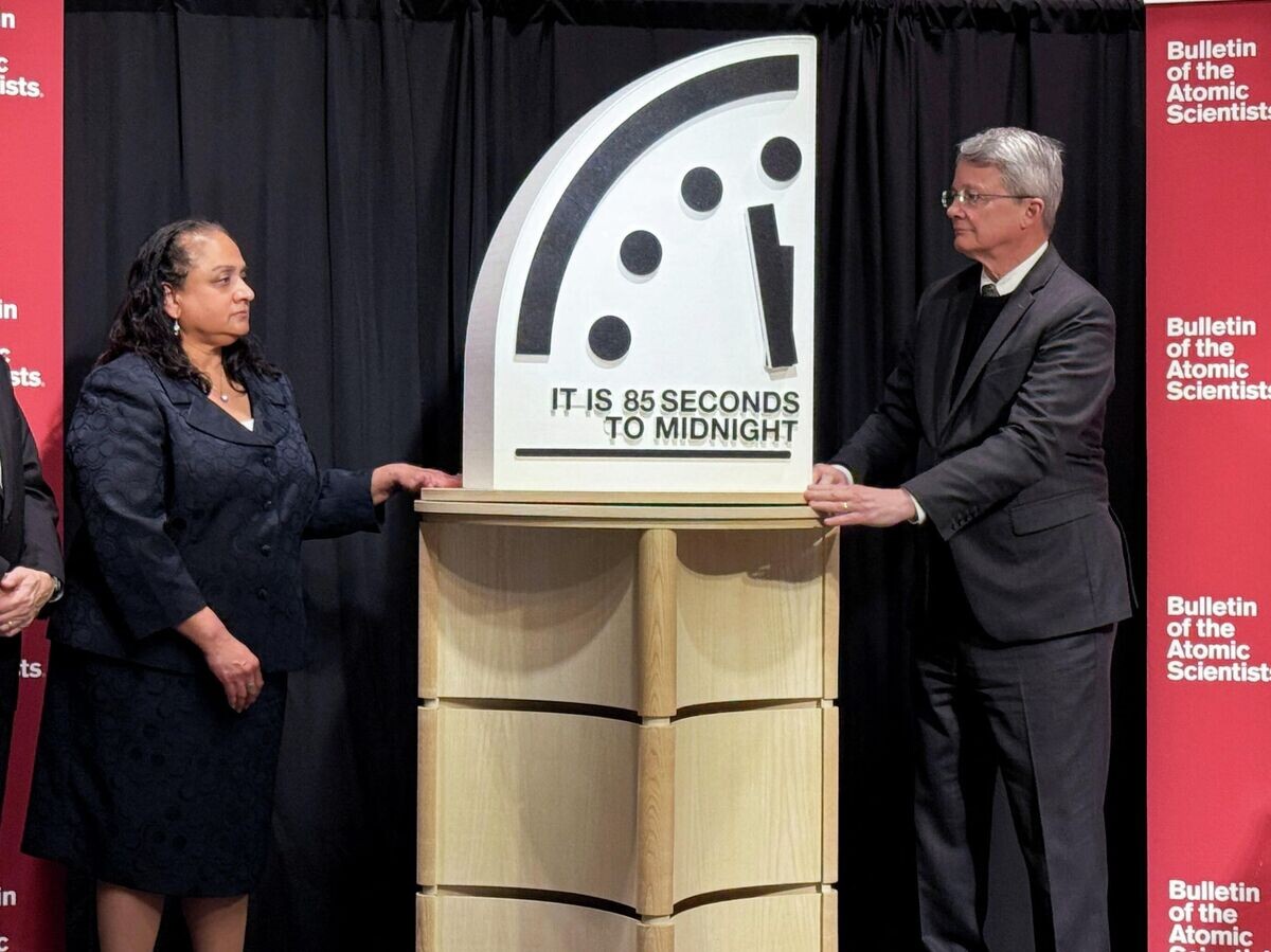     Стрелки знаменитых часов Судного дня перевели на 85 секунд до полуночи | © REUTERS / Kevin Fogarty