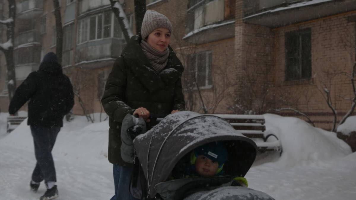    Москвичка Юлия Михайлова на прогулке с сыном Яковом у станции Московского центрального кольца «Коптево» / Фото: Наталья Шатохина / Вечерняя Москва