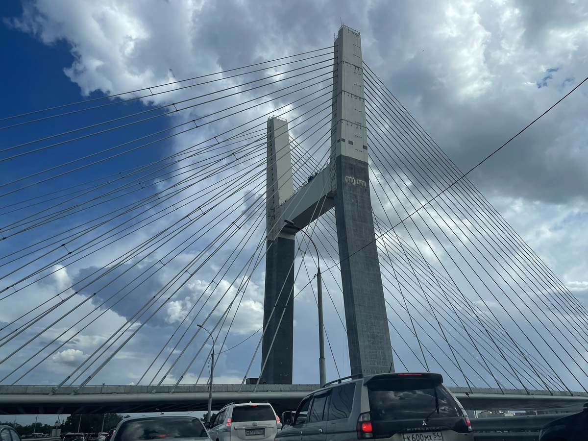 Может все едут в Новосибирск, чтобы посмотреть новый мост?