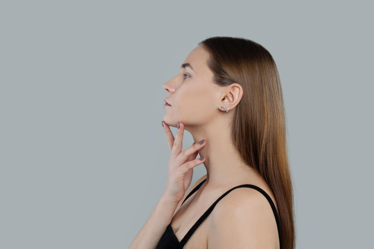 Липоредукция подбородка — это медицинская процедура, где результат и безопасность зависят от правильных показаний и грамотного отбора пациента.