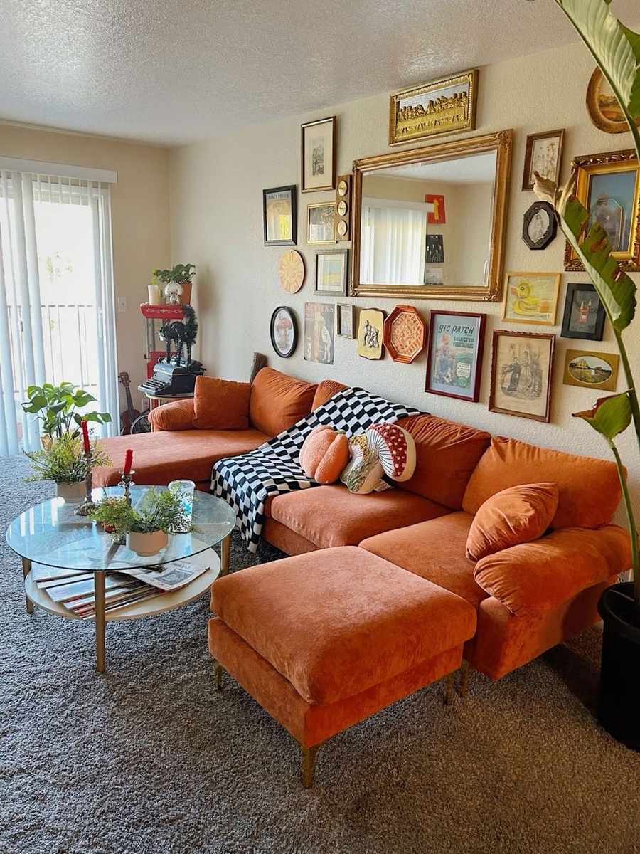 Предмет-заявление: диван яркого цвета