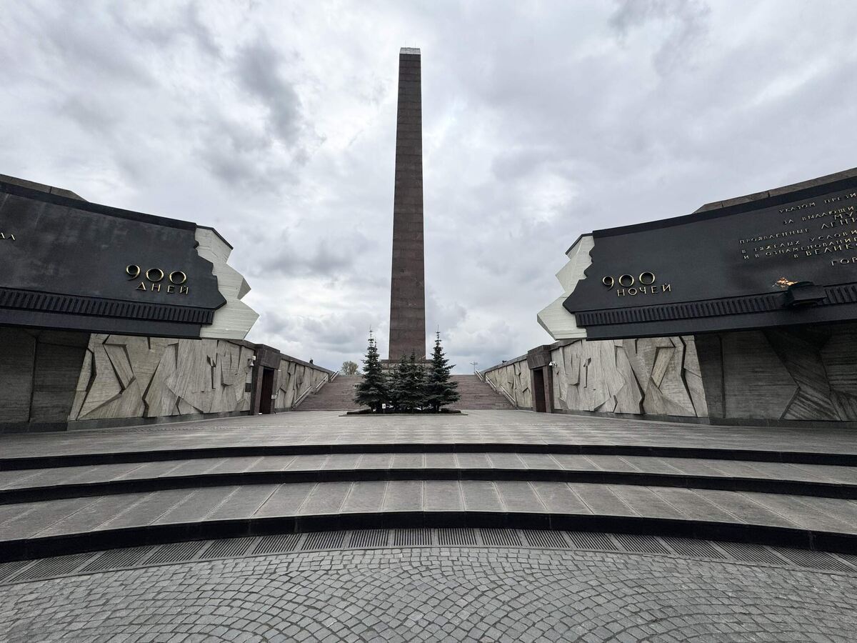 Монумент героическим защитникам Ленинграда