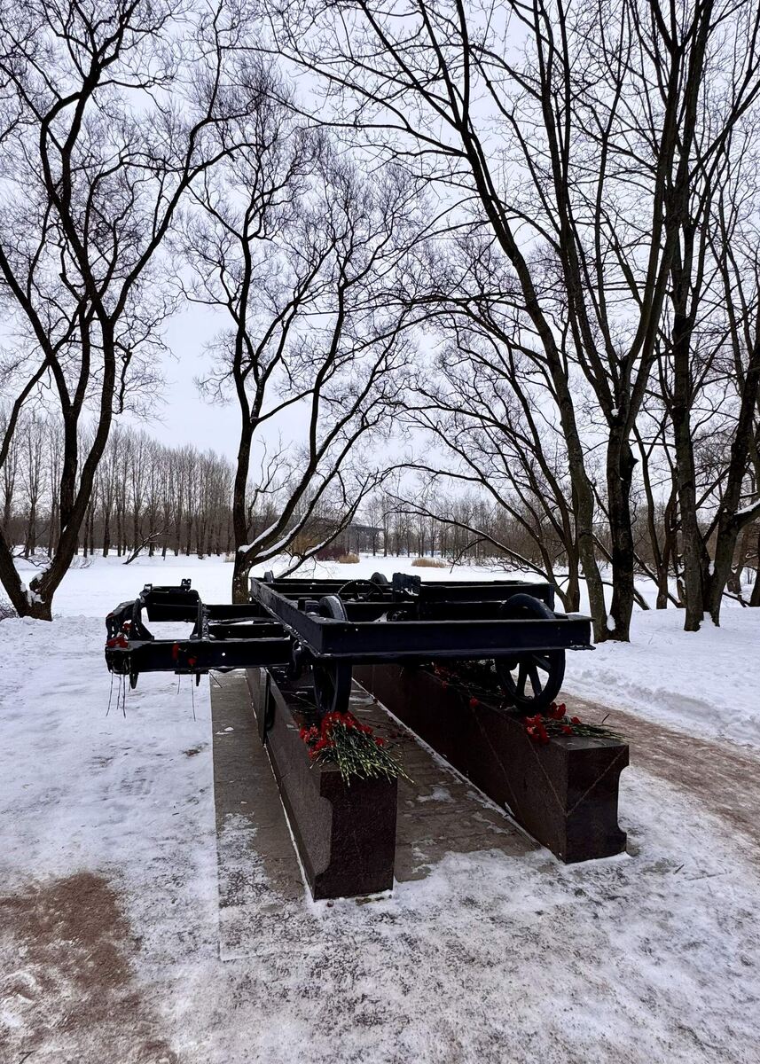 Эта вагонетка настоящий экспонат, использовалась для перевозки тел умерших в годы блокады Ленинграда.