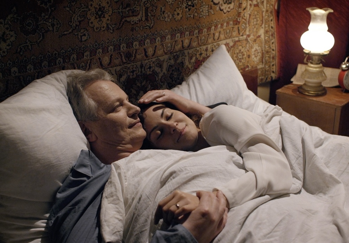 Сергей Юшкевич и Марина Коняшкина, кадр из сериала «Карина Красная»