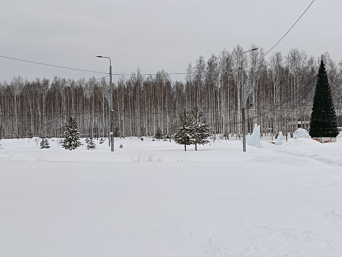 Ёлочка ещё стоит, но многое уже убрали