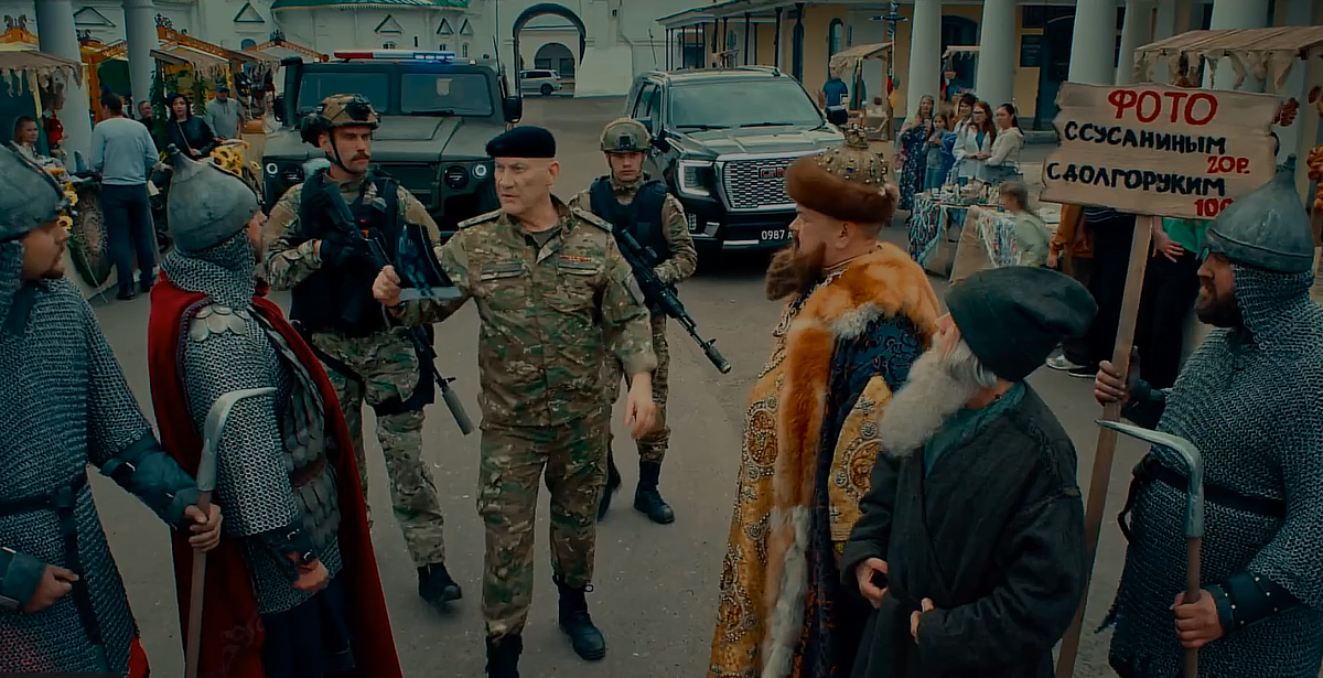 Забавный момент в Костроме: военные пытаются отыскать "Апостола" (с) Кадр из фильма