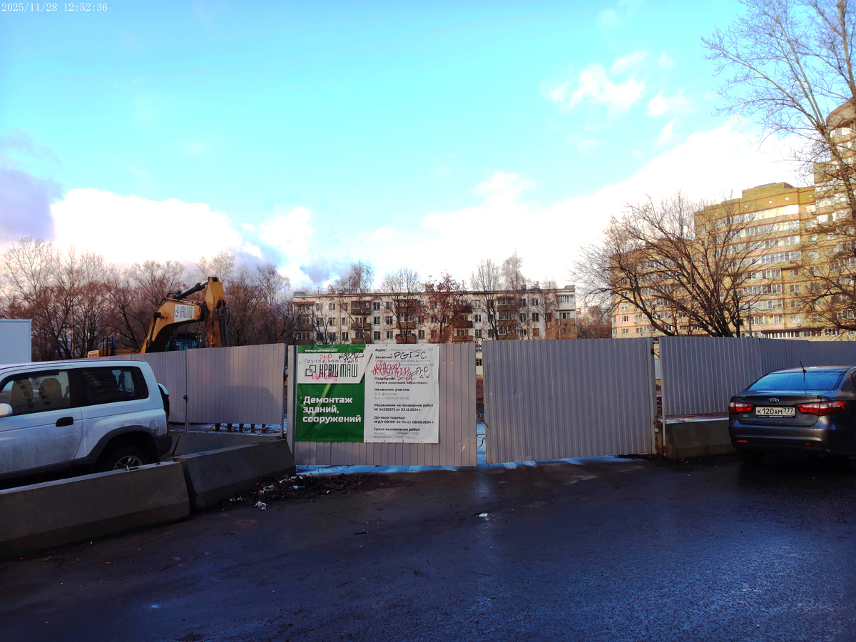 Ул. Плющева, 18а. Именно здесь до недавних пор был ДК МЛРЗ, построенный в 1927 году в стиле зарождающегося конструктивизма и который мог бы стать гордостью этого района Перова..