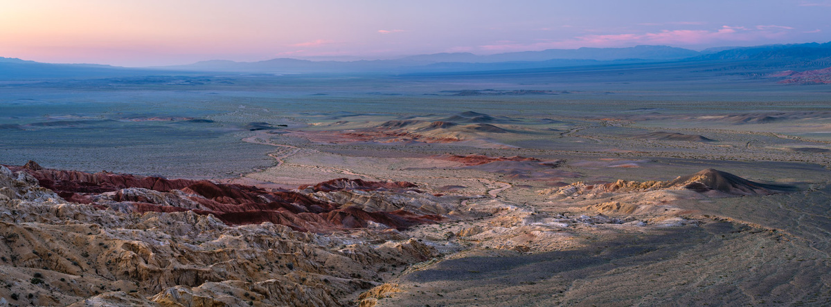 Простор плоскогорья на рассвете.