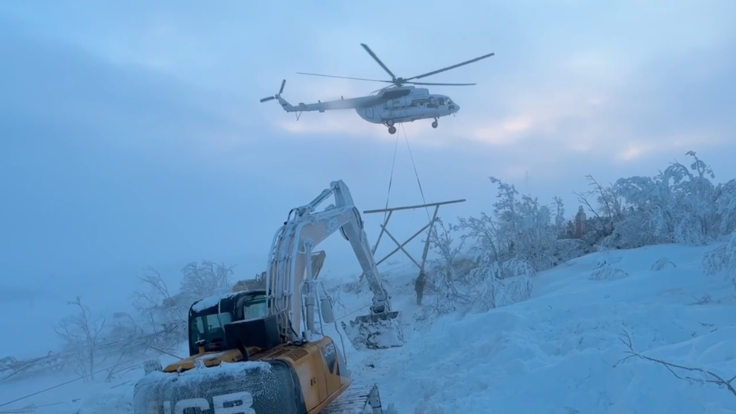 Установка временных опор ЛЭП в сложных погодных условиях. Источник: t.me/andrey_chibis