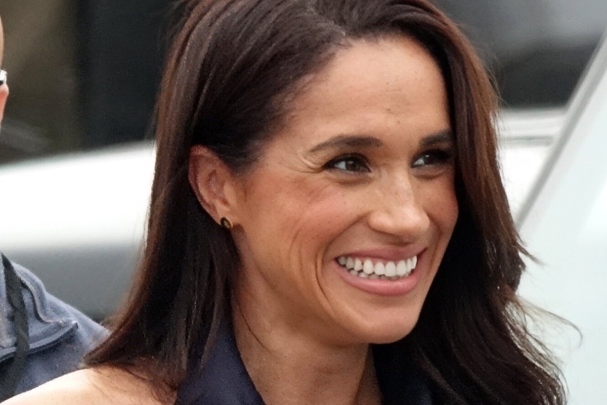     Меган Маркл снялась в легендарном платье без бретелей, которое надевала во время беременности