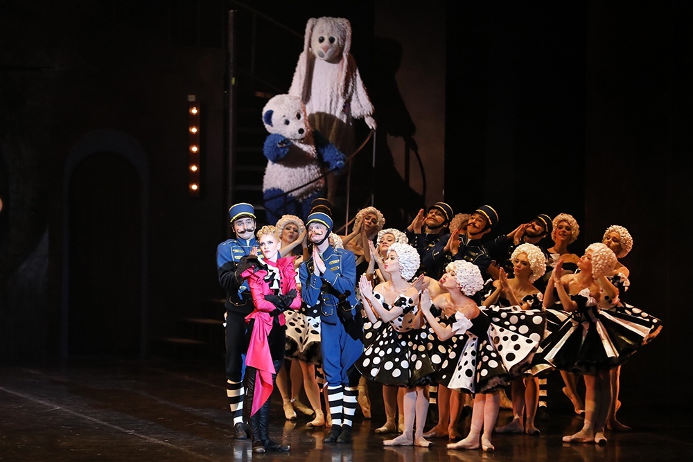    Главная проблема спектакля: музыка ставит подножку танцу и уподобляет балет детскому утреннику. / предоставлено Ростовским музыкальным театром