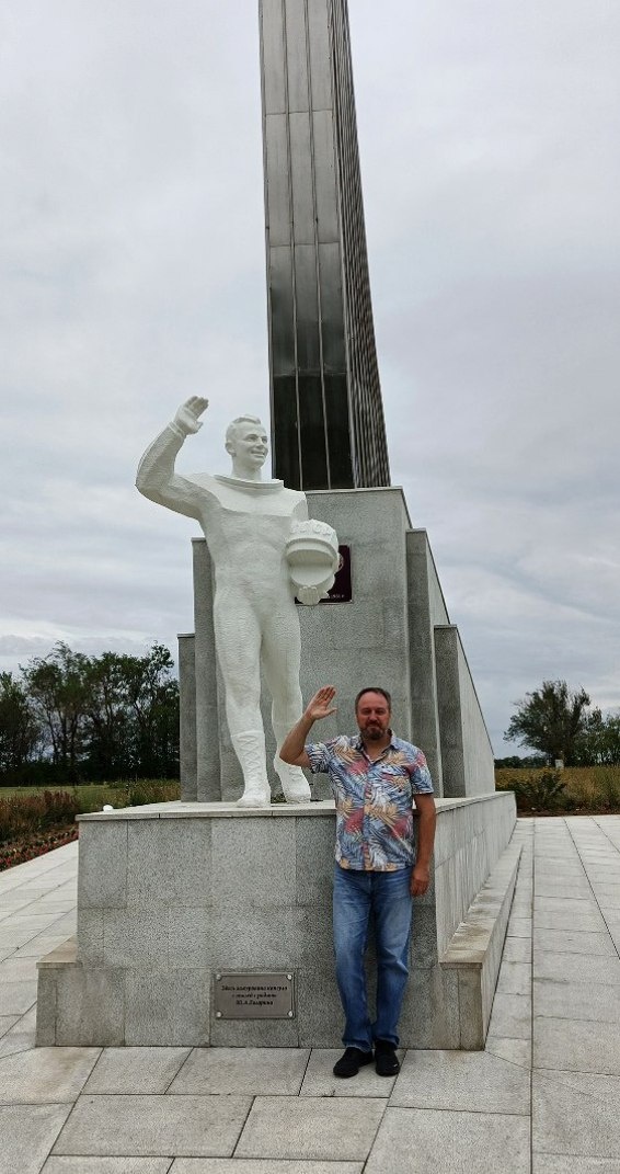 Это я, автор статьи у памятника первому космонавту Ю. А. Гагарину.