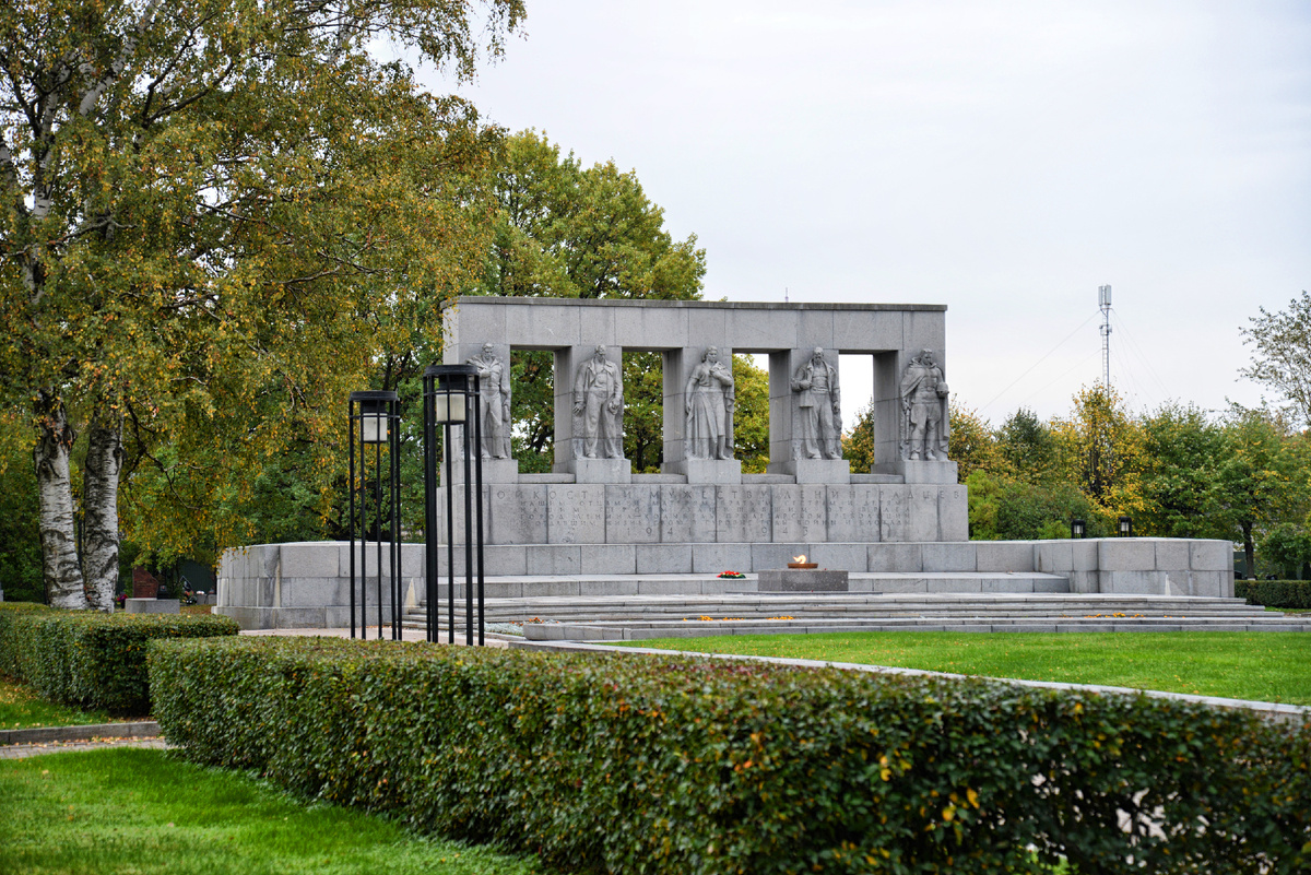 Мемориал у братских могил погибших в годы войны и блокады Ленинграда. Серафимовское кладбище. Фотография Александра Новикова. 2020