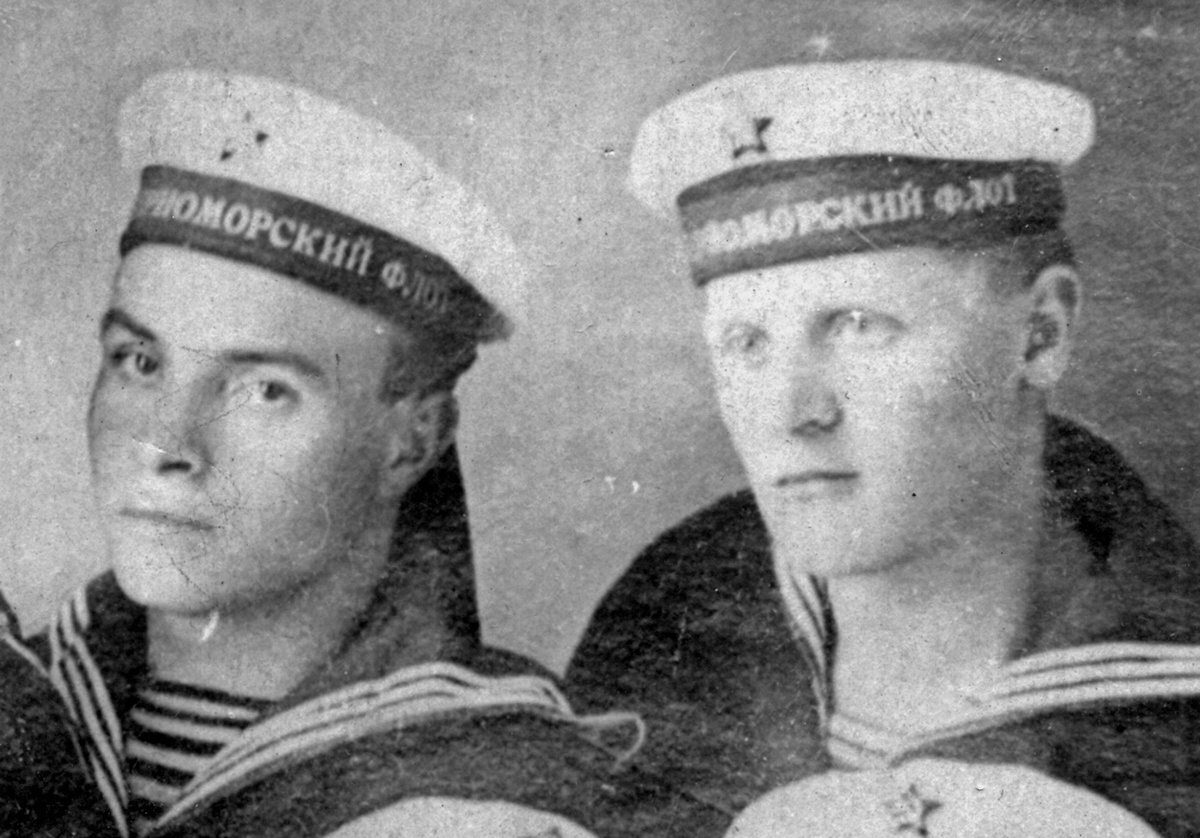 Мой дед Новиков Александр Михайлович и его друг и сокурсник Мохов Николай Семенович на военно-морской практике на Черноморском флоте после окончания ЛЭТИ. Примерно 1932-33 годы.  Из домашнего архива Александра Новикова