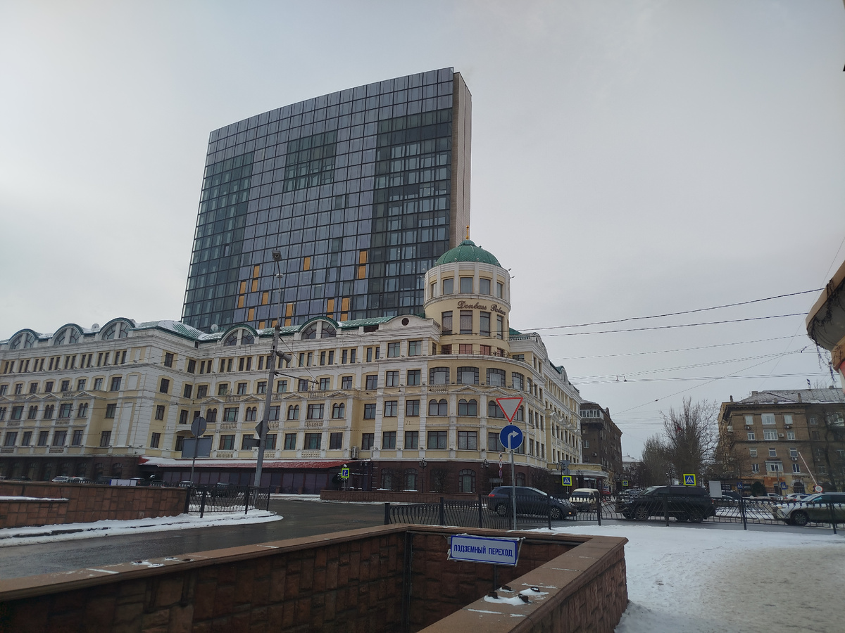 Гостиница "Donbass Palace" и бизнес центр "Пушкинский".