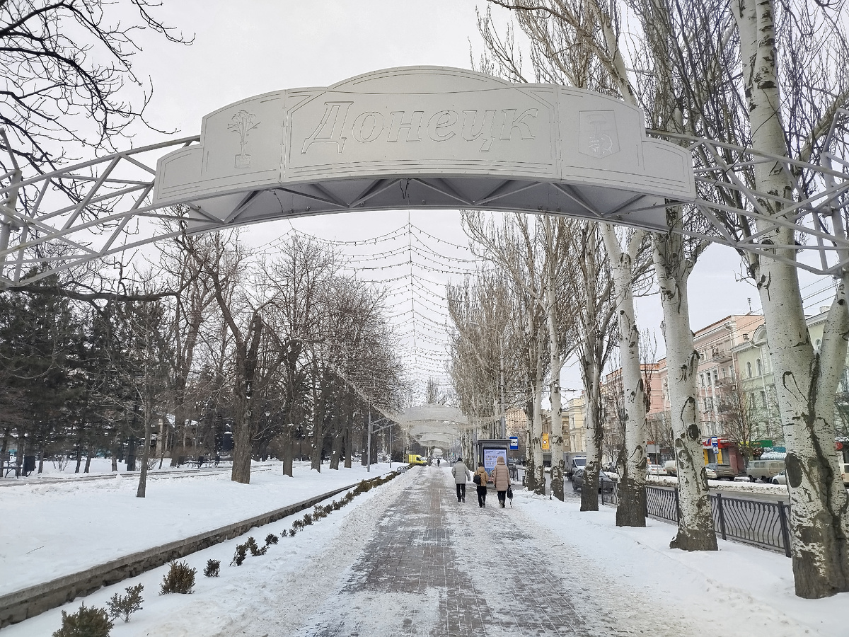 Тротуар на улице Артёма. По вечерам здесь красивая иллюминация.