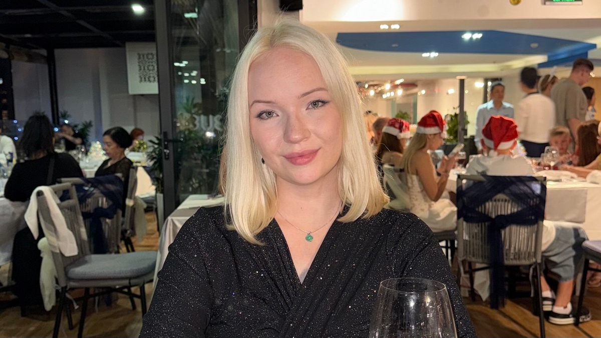 Меня зовут Катя, приятно познакомиться! Это я в новогоднюю ночь ;)