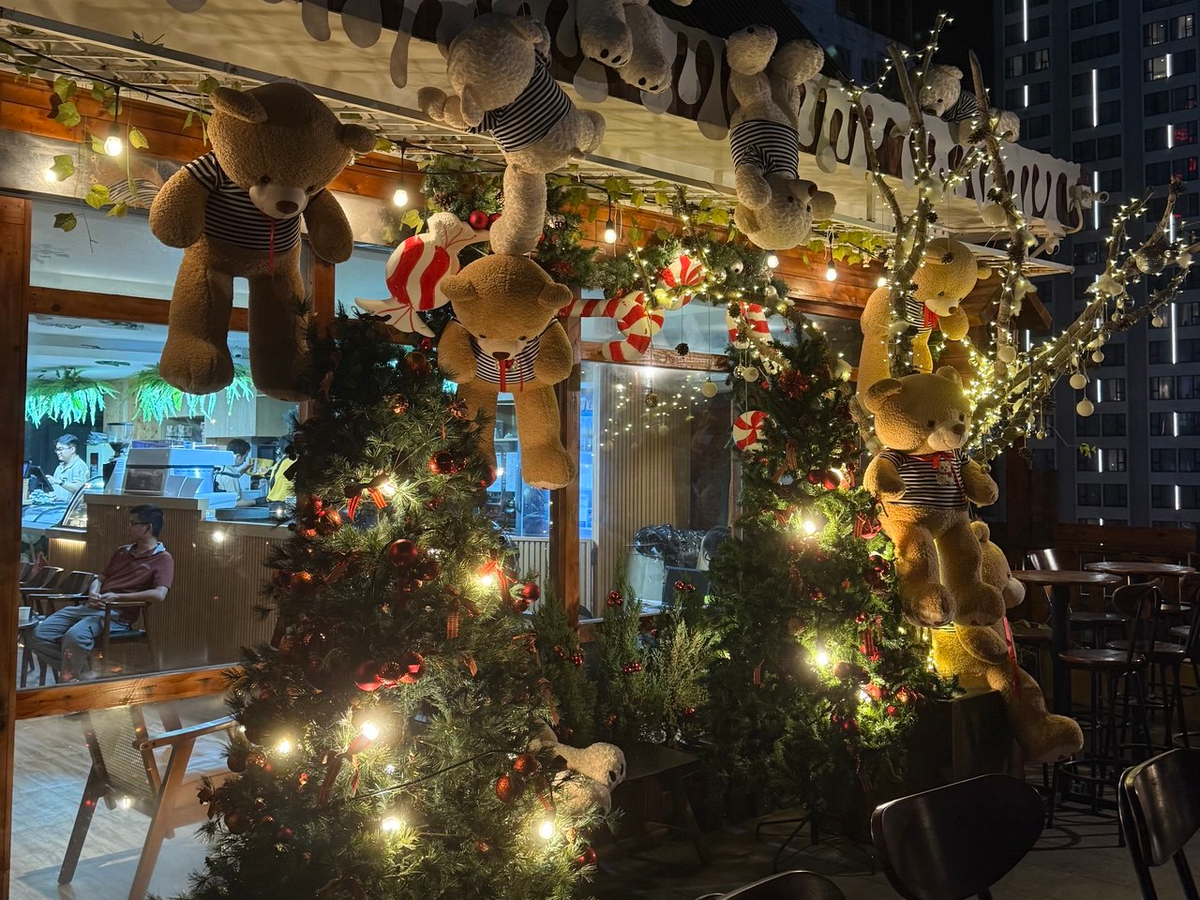 Перед Новым годом вьетнамские кафе делали красивые украшения