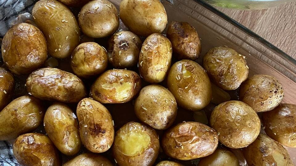 Картошка по этому рецепту настолько вкусная, что можно её есть вместо мяса