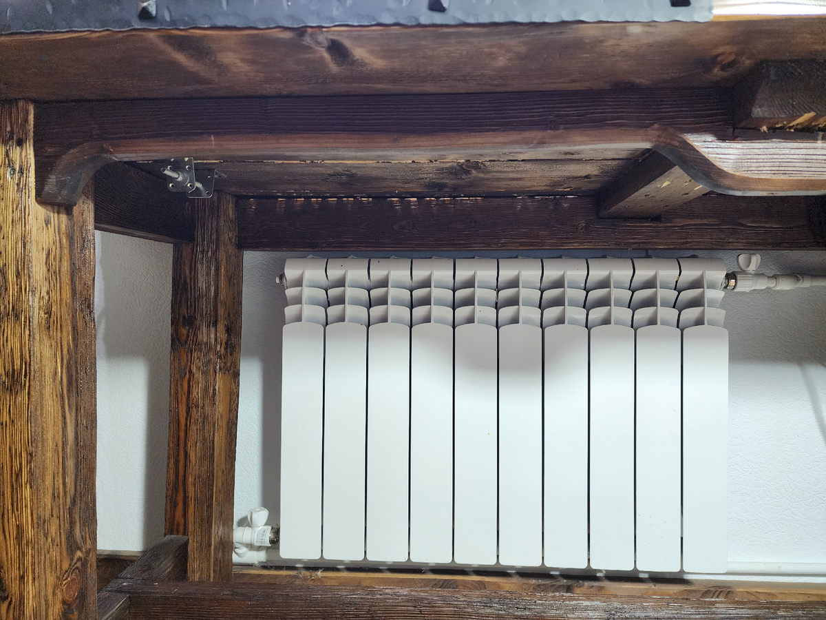 Дополнительно планируем установить деревянные экраны на радиаторы, как только дойдут руки. Согласитесь, как минимум этот радиатор в кабинете будет выглядеть значительно эффектнее с деревянным экраном))