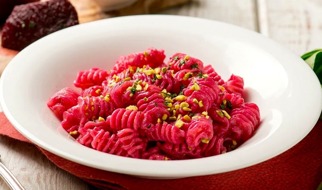 Розовая паста со свеклой в стиле Барби.