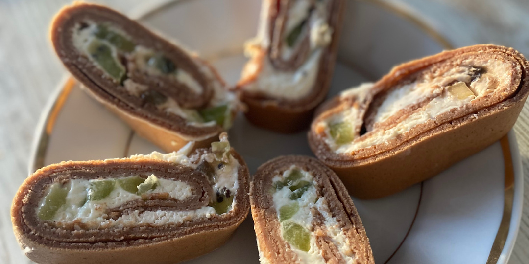 Рецепт сладкого рулета из шоколадных блинчиков