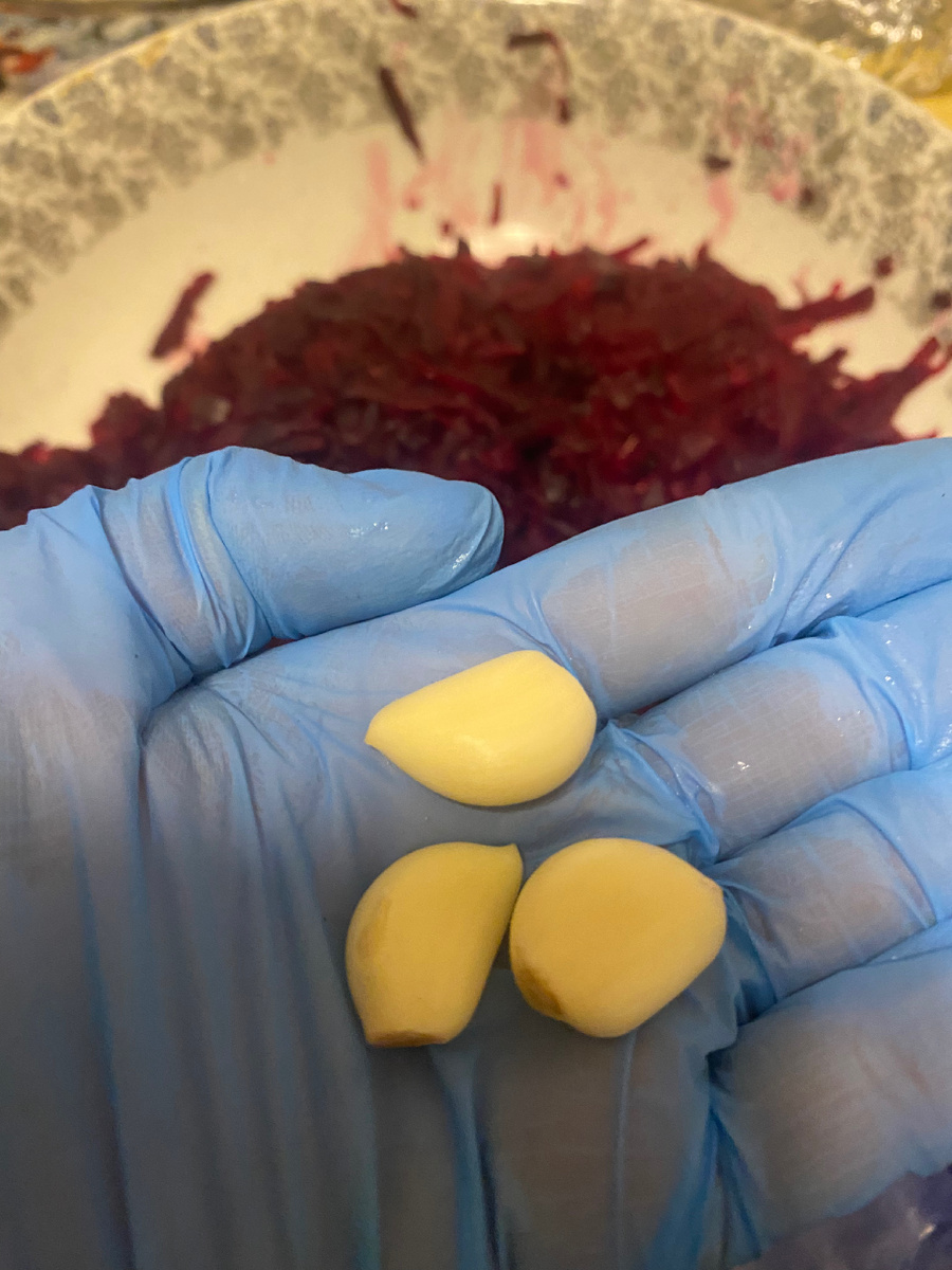 В перчатках от того, что возилась со свёклой