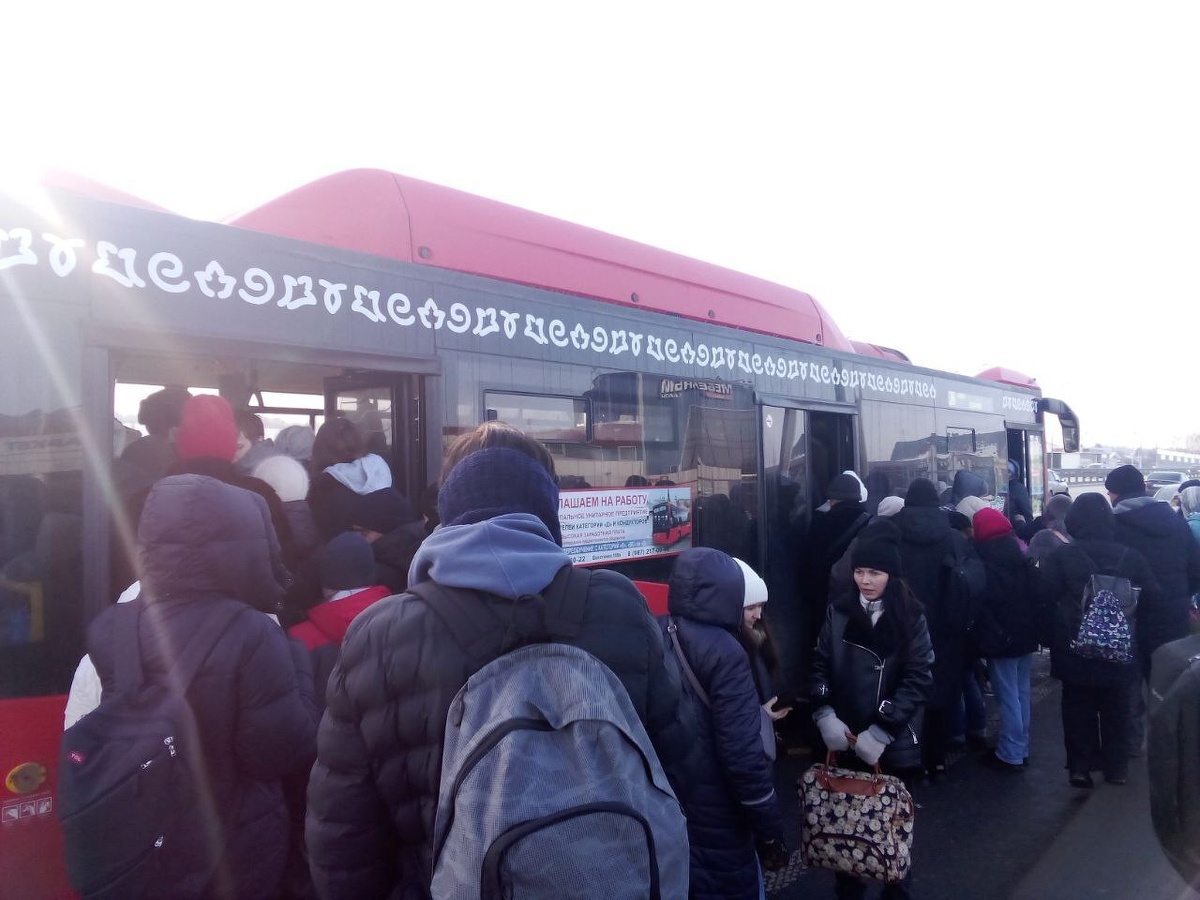 Жители Казани пытаются попасть в автобус, чтобы добраться до работы. Фото: Севастьян Султанов
