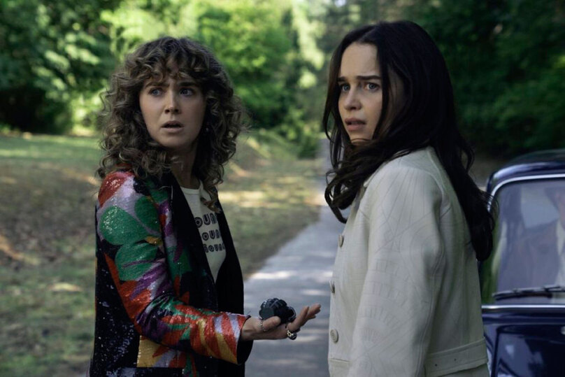     Эмили Кларк и Хейли Лу Ричардсон в сериале «Пони». Фото: Peacock