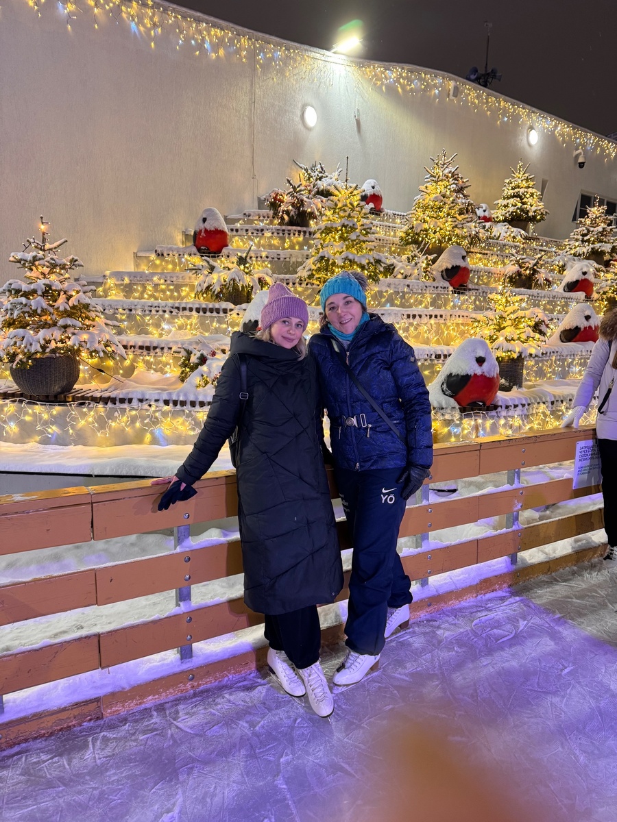 Каток у Флагштока. Вечером красиво, но лёд уже сильно побитый)))