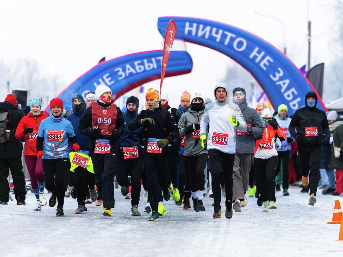    Спортсмены на старте марафона "Дорога жизни" в Ленинградской области | © Фото : Лига героев