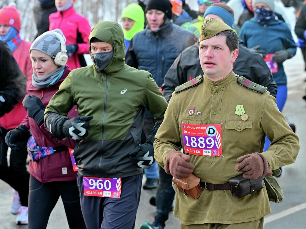    Участники забега "Дорога жизни" в Ленинградской области | © Фото : Лига героев