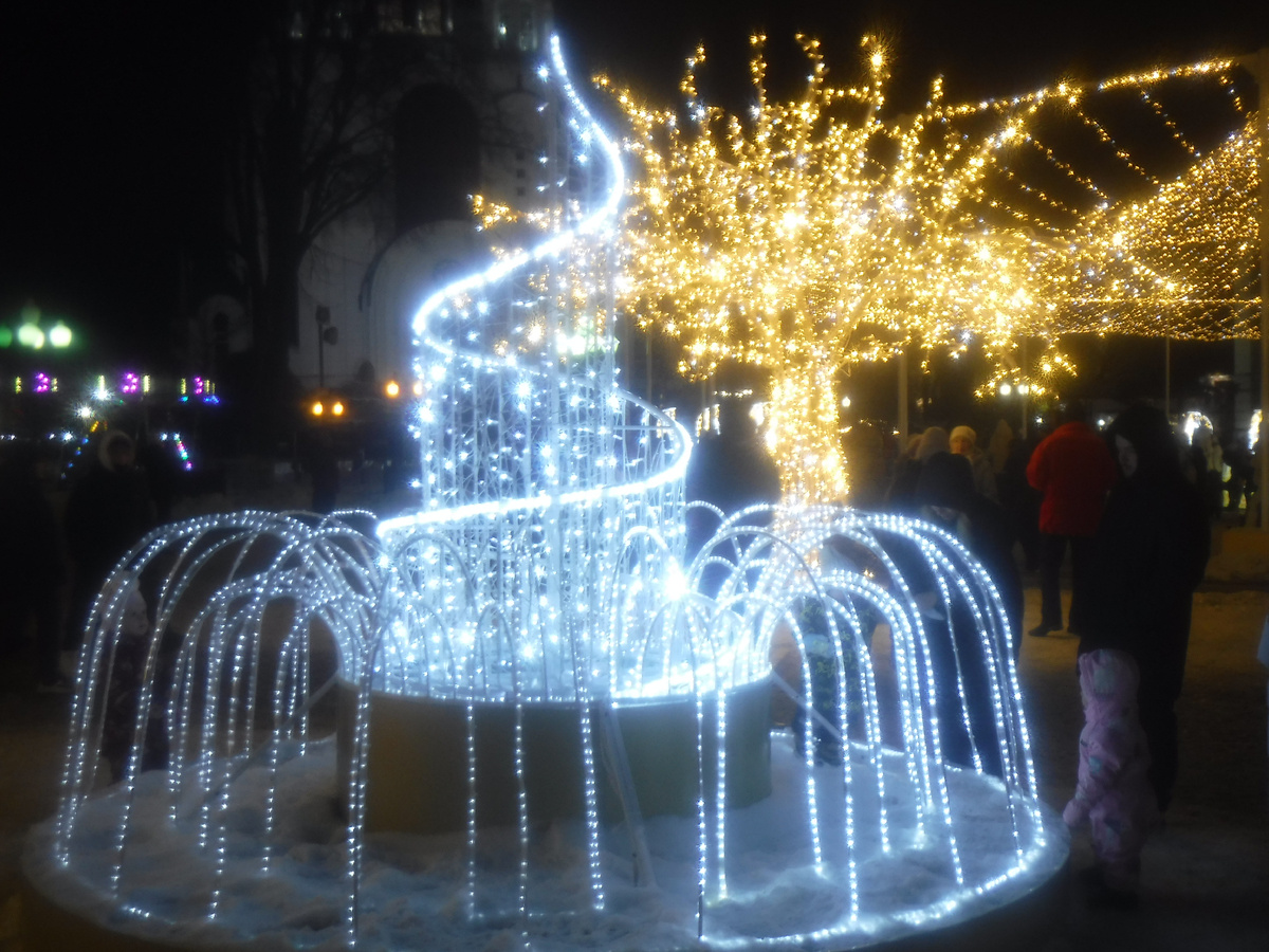 Светодиодный фонтан на площади Победы, как на Исаакиевской площади 
