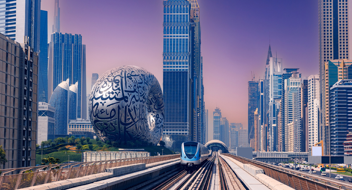 Музей будущего на фоне городского пейзажа ОАЭ. Источник: Shutterstock