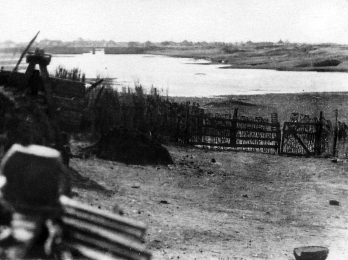 Вид на протоку Солонка с подворья Морозовых. Начало улицы Подтелковской (Кутейниковской).  Фото 1947 г., но станичный пейзаж не претерпел изменений за 60 лет с 1890-х гг. 