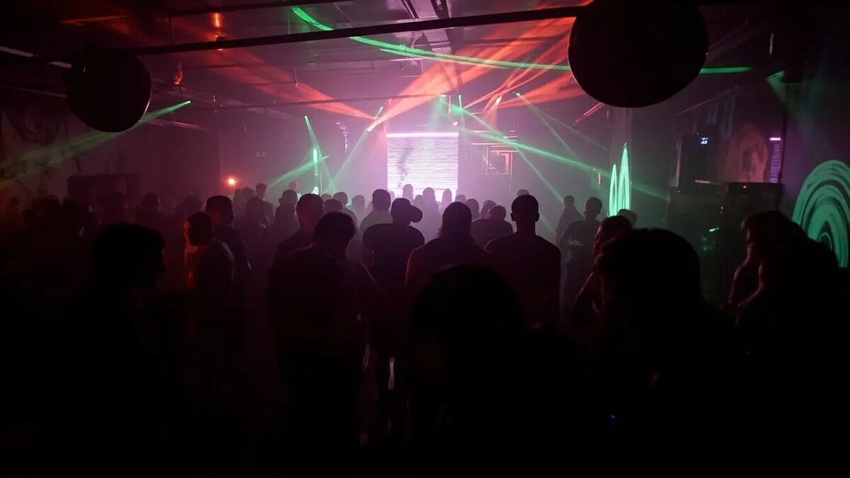 Небольшой темный техно-клуб в Италии, 2000-е годы