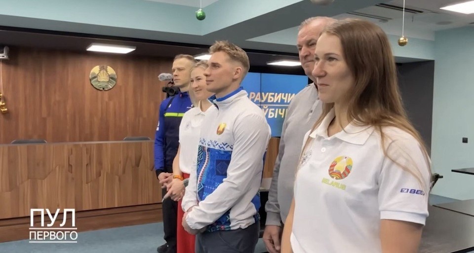    Наталья Эйсмонт передала от Лукашенко белорусским биатлонистам разрешенный «допинг». Фото: скриншот с видео телеграм-канала «Пул Первого»