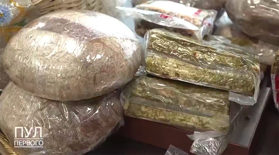    Наталья Эйсмонт передала от Лукашенко белорусским биатлонистам разрешенный «допинг». Фото: скриншот с видео телеграм-канала «Пул Первого»