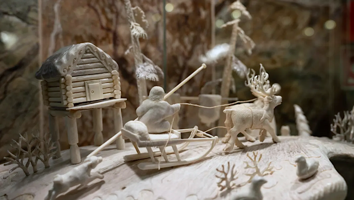 Косторезное искусство Ямала. Фото: Сергей Зубков / «Ямал-Медиа». Источник: sever-press.ru