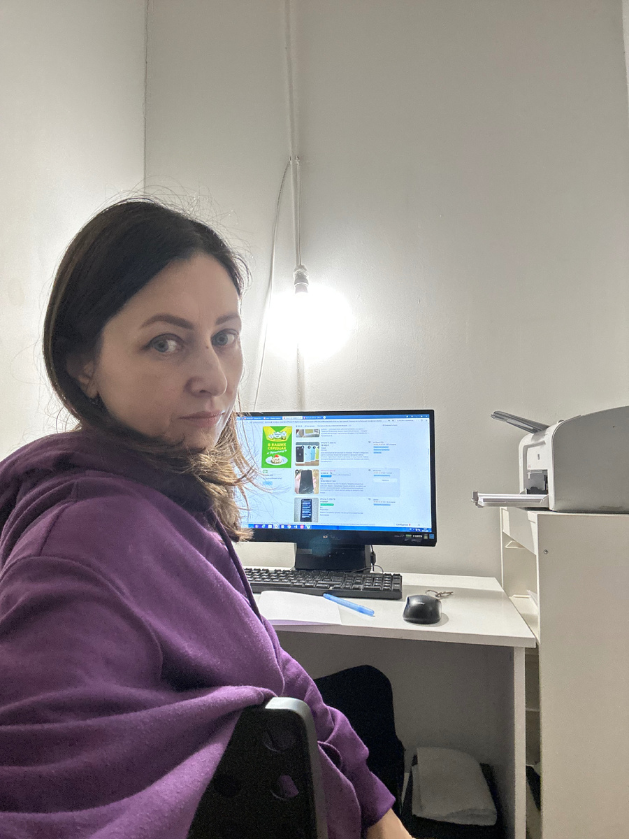 А это я на работе. Не дома, а в коморке в магазине:)