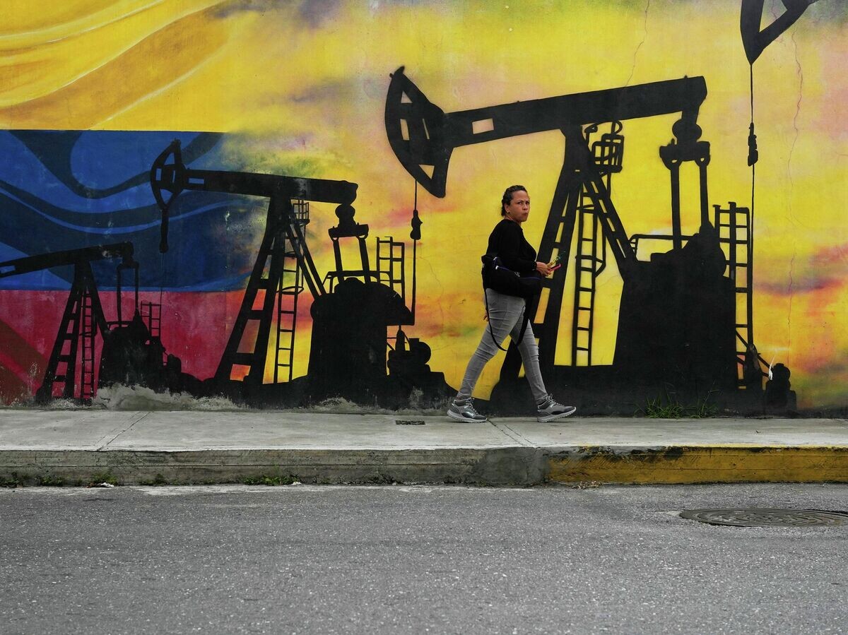    Граффити с изображением нефтяных вышек в Каракасе, Венесуэла | © AP Photo / Matias Delacroix
