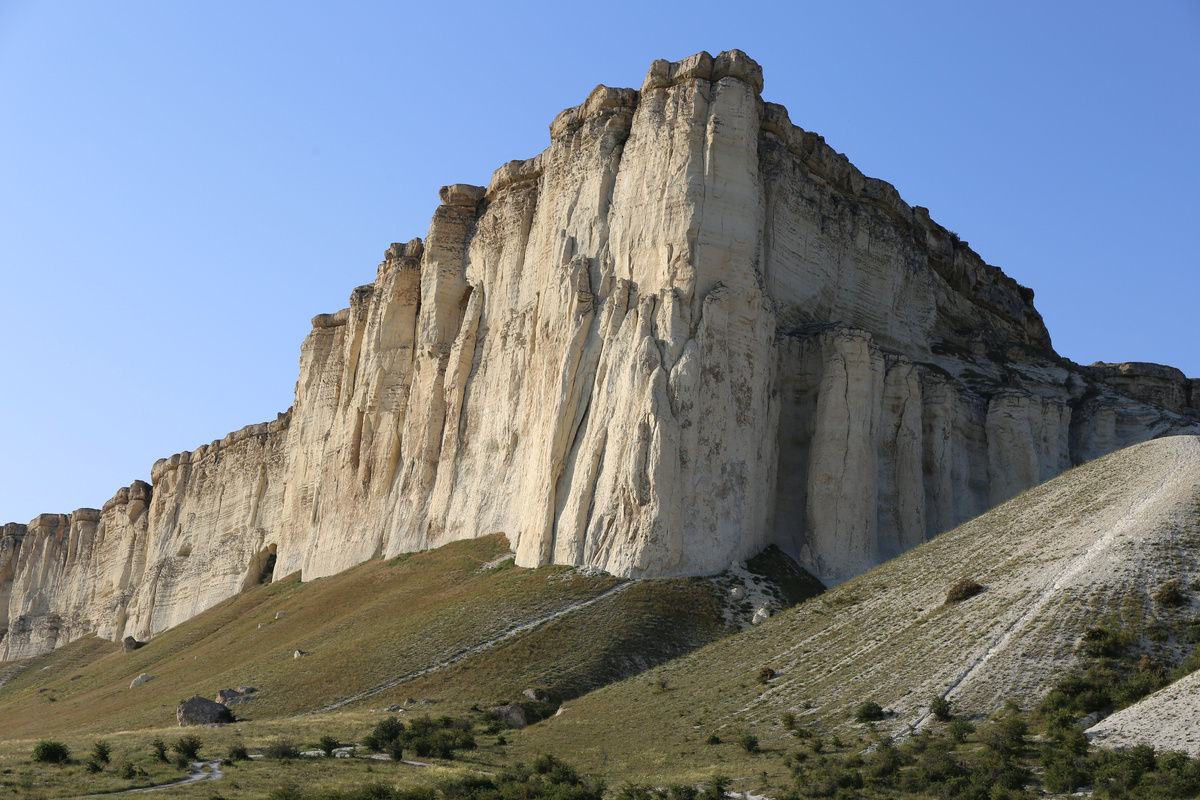 Её цвет, давший название скале, особенно ярок на рассвете и закате, когда солнце окрашивает её в теплые, почти золотистые тона. Фото: Скропиоша с сайта commons.wikimedia.org